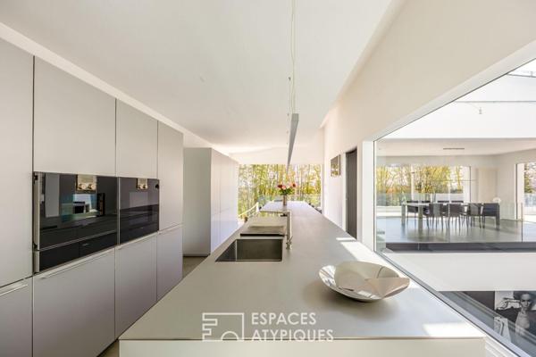 Contemporaine d’exception dans son écrin verdoyant