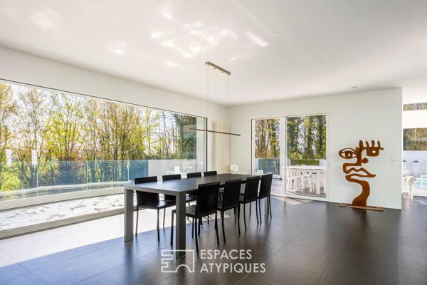 Contemporaine d’exception dans son écrin verdoyant
