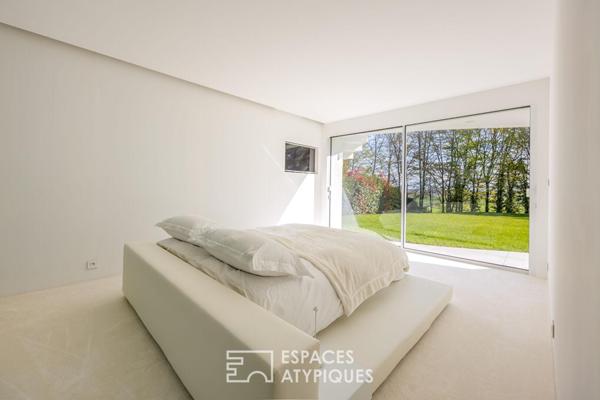 Contemporaine d’exception dans son écrin verdoyant