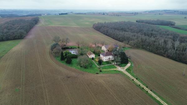 Mauvezin (32120) Propriété d’Exception – Maison de Maître à Réinventer – Dépendances – Environnement Préservé.