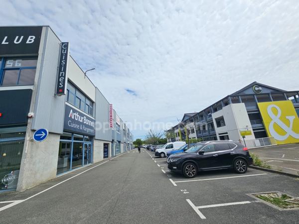 Local commercial de 350 m2 à vendre à ORGEVAL (78)