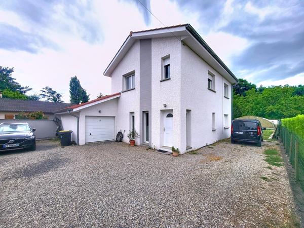 Au coeur de CHAVANOZ - VILLA de 120 m² / 2 niv. Récente de 2018 sur 1725 m² clos