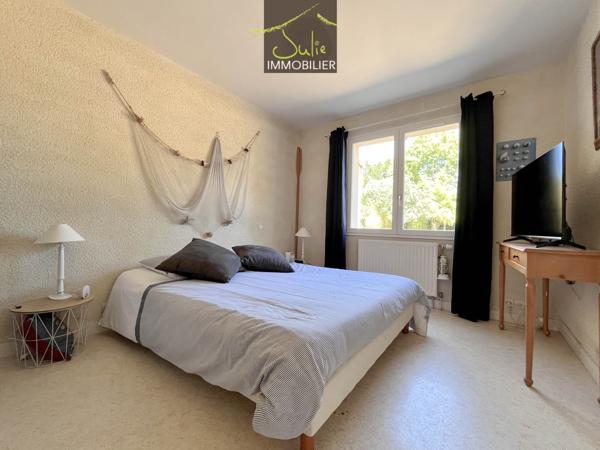 Propriété de plain-pied dans un joli parc clos de 3642m²