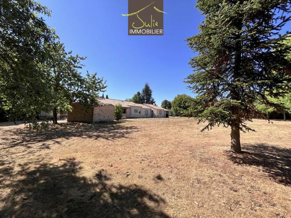 Propriété de plain-pied dans un joli parc clos de 3642m²