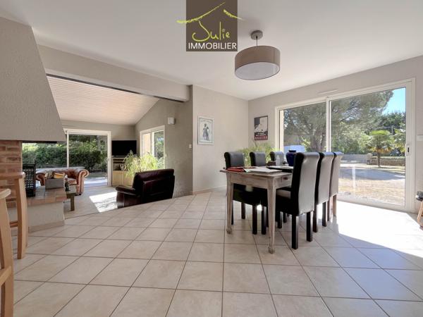 Propriété de plain-pied dans un joli parc clos de 3642m²
