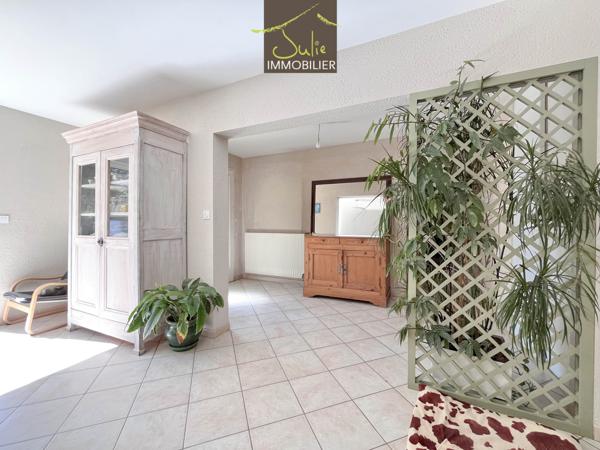 Propriété de plain-pied dans un joli parc clos de 3642m²