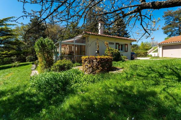 Maison d’exception à Saissac avec vue panoramique sur les Pyrénées