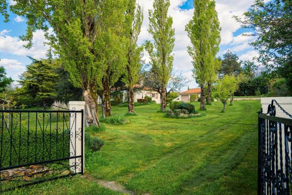 Maison d’exception à Saissac avec vue panoramique sur les Pyrénées
