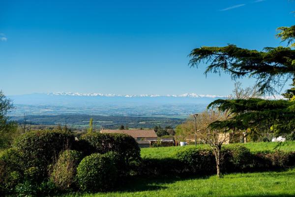 Maison d’exception à Saissac avec vue panoramique sur les Pyrénées