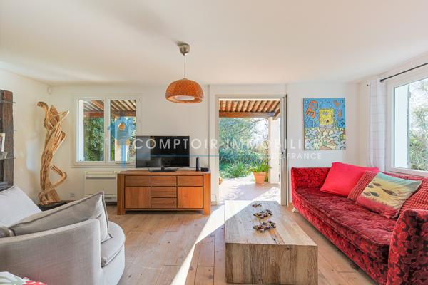 Rez de jardin
                                                                                                                                                                                                                                                                                                                        5 pièce(s)                                                                                                                                                                                                          4 chambre(s)                                                                                                                                                                                                          105  m²