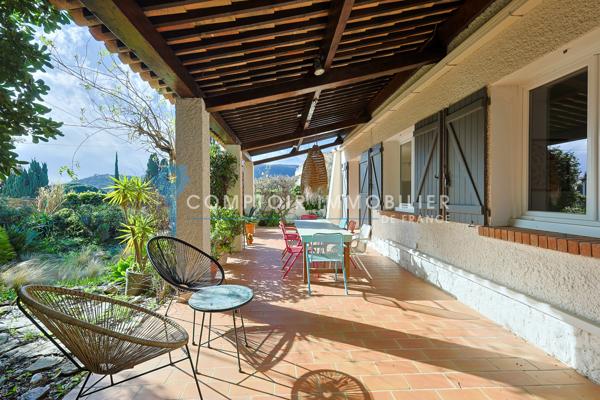 Rez de jardin
                                                                                                                                                                                                                                                                                                                        5 pièce(s)                                                                                                                                                                                                          4 chambre(s)                                                                                                                                                                                                          105  m²