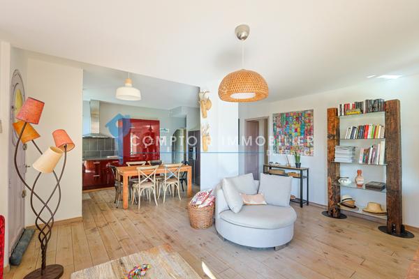 Rez de jardin
                                                                                                                                                                                                                                                                                                                        5 pièce(s)                                                                                                                                                                                                          4 chambre(s)                                                                                                                                                                                                          105  m²