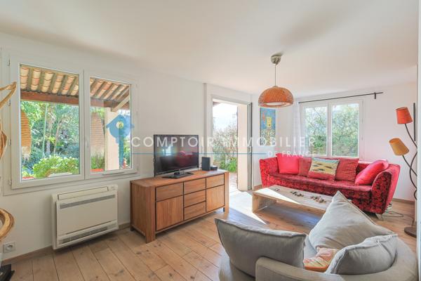 Rez de jardin
                                                                                                                                                                                                                                                                                                                        5 pièce(s)                                                                                                                                                                                                          4 chambre(s)                                                                                                                                                                                                          105  m²