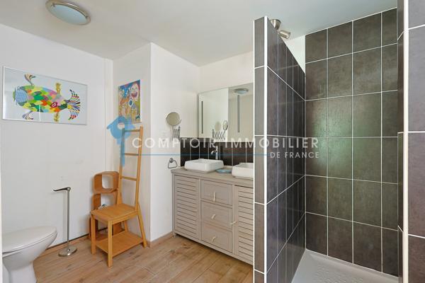 Rez de jardin
                                                                                                                                                                                                                                                                                                                        5 pièce(s)                                                                                                                                                                                                          4 chambre(s)                                                                                                                                                                                                          105  m²