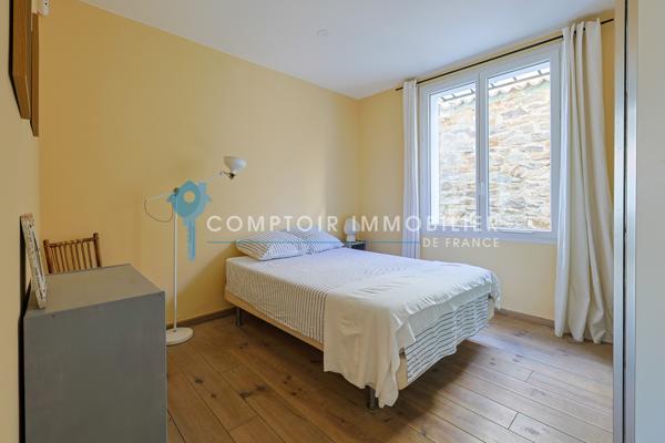 Rez de jardin
                                                                                                                                                                                                                                                                                                                        5 pièce(s)                                                                                                                                                                                                          4 chambre(s)                                                                                                                                                                                                          105  m²