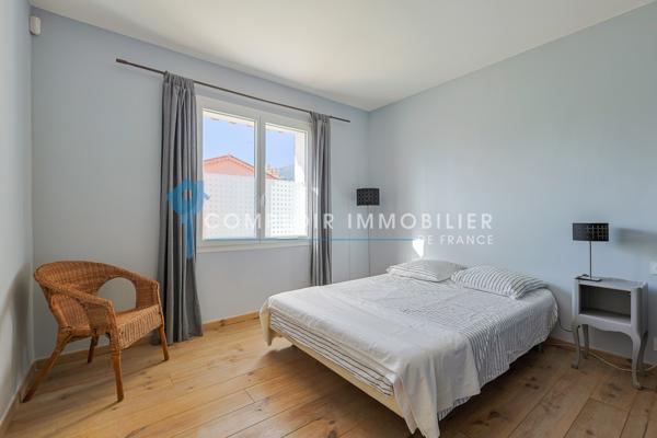 Rez de jardin
                                                                                                                                                                                                                                                                                                                        5 pièce(s)                                                                                                                                                                                                          4 chambre(s)                                                                                                                                                                                                          105  m²