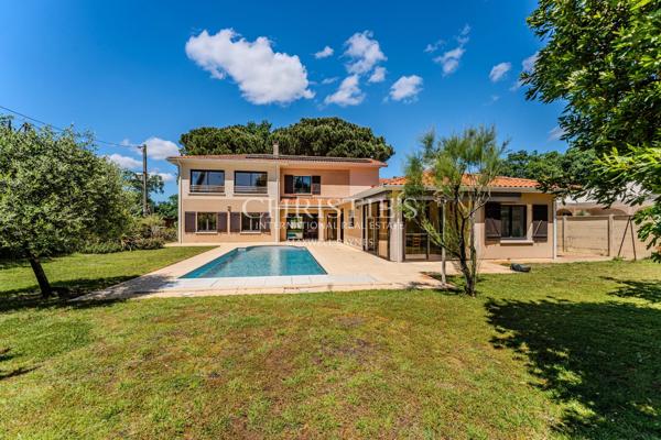 Villa familiale piscine et 50m plage