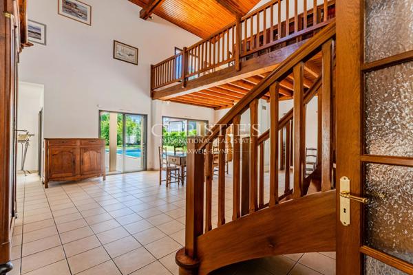 Villa familiale piscine et 50m plage