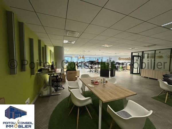 A LOUER SECTEUR AVENUE DE LA ROCHELLE 235m2 BUREAUX TRES BEL IMMEUBLE AVEC PARKINGS SANS COPROPRIETE