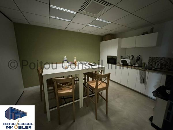 A LOUER SECTEUR AVENUE DE LA ROCHELLE 235m2 BUREAUX TRES BEL IMMEUBLE AVEC PARKINGS SANS COPROPRIETE