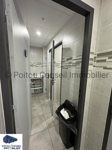 A LOUER SECTEUR AVENUE DE LA ROCHELLE 235m2 BUREAUX TRES BEL IMMEUBLE AVEC PARKINGS SANS COPROPRIETE