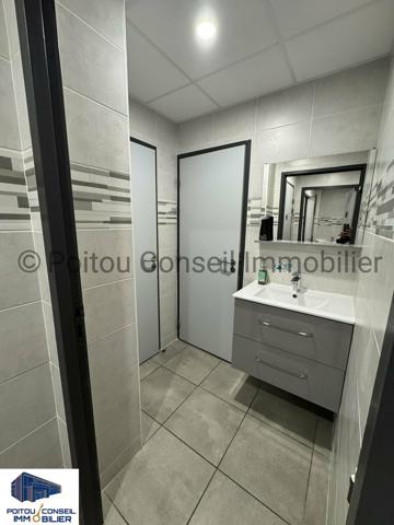 A LOUER SECTEUR AVENUE DE LA ROCHELLE 235m2 BUREAUX TRES BEL IMMEUBLE AVEC PARKINGS SANS COPROPRIETE