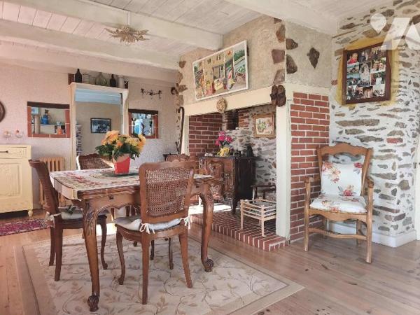 Jolie maison en pierre avec vue