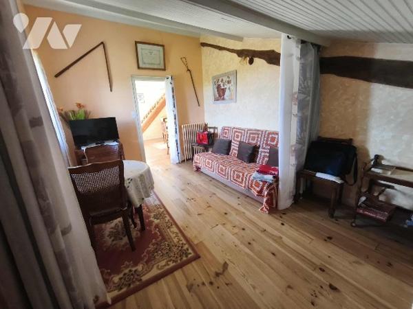 Jolie maison en pierre avec vue