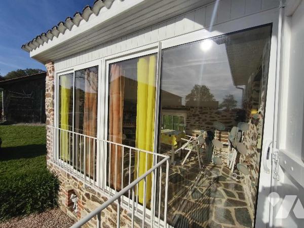 Jolie maison en pierre avec vue