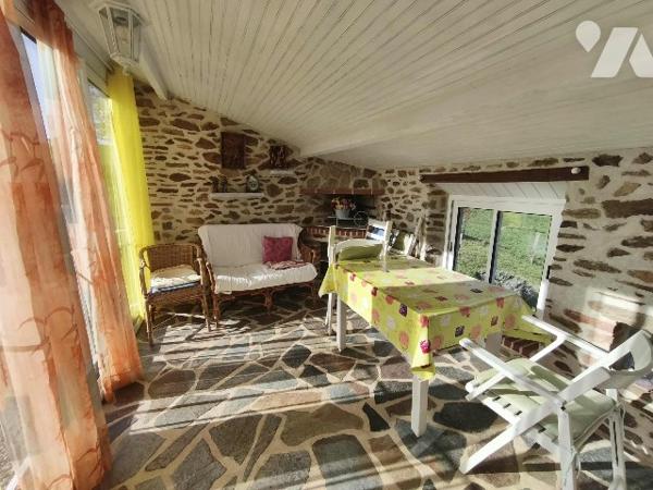 Jolie maison en pierre avec vue