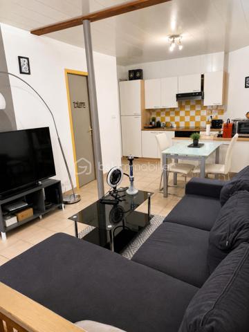 Investisseurs, belle opportunité à saisir en plein centre de Périgueux !

Découvrez cet 'immeuble de caractère', idéalement situé au cœur de la ville, bénéficiant d’un emplacement recherché et d’un fort potentiel locatif.

L’immeuble comprend 5 appartements meublés, déjà loués :

3 appartements T2
2 appartements T1

L’ensemble offre le charme et l’authenticité de l’ancien tout en bénéficiant d’une exploitation locative déjà en place.

 Les points forts :

* Immeuble déjà entièrement loué
* Rentabilité attractive
* Revenus locatifs immédiats
* Emplacement privilégié au cœur de Périgueux
* Proximité immédiate des commerces, services, transports et du centre historique
* Bien authentique avec du cachet
* Idéal pour un investisseur recherchant un placement immobilier déjà opérationnel

Un investissement clé en main, permettant de bénéficier immédiatement des loyers sans période de mise en location.

Dossier complet et informations sur les loyers et la rentabilité disponibles sur demande.

À découvrir rapidement !