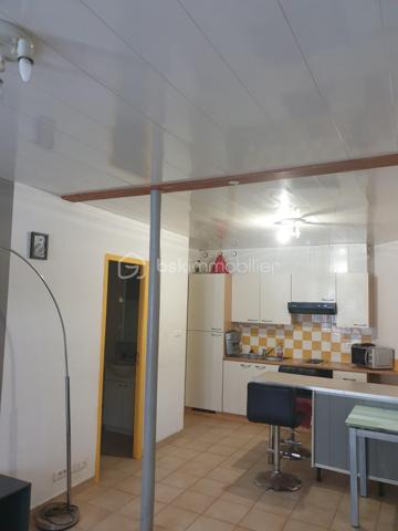 Investisseurs, belle opportunité à saisir en plein centre de Périgueux !

Découvrez cet 'immeuble de caractère', idéalement situé au cœur de la ville, bénéficiant d’un emplacement recherché et d’un fort potentiel locatif.

L’immeuble comprend 5 appartements meublés, déjà loués :

3 appartements T2
2 appartements T1

L’ensemble offre le charme et l’authenticité de l’ancien tout en bénéficiant d’une exploitation locative déjà en place.

 Les points forts :

* Immeuble déjà entièrement loué
* Rentabilité attractive
* Revenus locatifs immédiats
* Emplacement privilégié au cœur de Périgueux
* Proximité immédiate des commerces, services, transports et du centre historique
* Bien authentique avec du cachet
* Idéal pour un investisseur recherchant un placement immobilier déjà opérationnel

Un investissement clé en main, permettant de bénéficier immédiatement des loyers sans période de mise en location.

Dossier complet et informations sur les loyers et la rentabilité disponibles sur demande.

À découvrir rapidement !