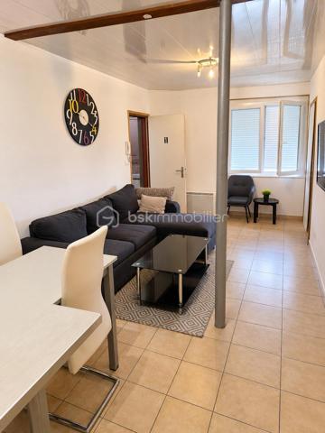 Investisseurs, belle opportunité à saisir en plein centre de Périgueux !

Découvrez cet 'immeuble de caractère', idéalement situé au cœur de la ville, bénéficiant d’un emplacement recherché et d’un fort potentiel locatif.

L’immeuble comprend 5 appartements meublés, déjà loués :

3 appartements T2
2 appartements T1

L’ensemble offre le charme et l’authenticité de l’ancien tout en bénéficiant d’une exploitation locative déjà en place.

 Les points forts :

* Immeuble déjà entièrement loué
* Rentabilité attractive
* Revenus locatifs immédiats
* Emplacement privilégié au cœur de Périgueux
* Proximité immédiate des commerces, services, transports et du centre historique
* Bien authentique avec du cachet
* Idéal pour un investisseur recherchant un placement immobilier déjà opérationnel

Un investissement clé en main, permettant de bénéficier immédiatement des loyers sans période de mise en location.

Dossier complet et informations sur les loyers et la rentabilité disponibles sur demande.

À découvrir rapidement !