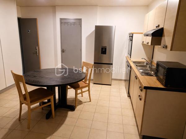 Investisseurs, belle opportunité à saisir en plein centre de Périgueux !

Découvrez cet 'immeuble de caractère', idéalement situé au cœur de la ville, bénéficiant d’un emplacement recherché et d’un fort potentiel locatif.

L’immeuble comprend 5 appartements meublés, déjà loués :

3 appartements T2
2 appartements T1

L’ensemble offre le charme et l’authenticité de l’ancien tout en bénéficiant d’une exploitation locative déjà en place.

 Les points forts :

* Immeuble déjà entièrement loué
* Rentabilité attractive
* Revenus locatifs immédiats
* Emplacement privilégié au cœur de Périgueux
* Proximité immédiate des commerces, services, transports et du centre historique
* Bien authentique avec du cachet
* Idéal pour un investisseur recherchant un placement immobilier déjà opérationnel

Un investissement clé en main, permettant de bénéficier immédiatement des loyers sans période de mise en location.

Dossier complet et informations sur les loyers et la rentabilité disponibles sur demande.

À découvrir rapidement !