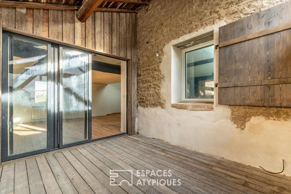 Maison rénovée avec terrasse et stationnements