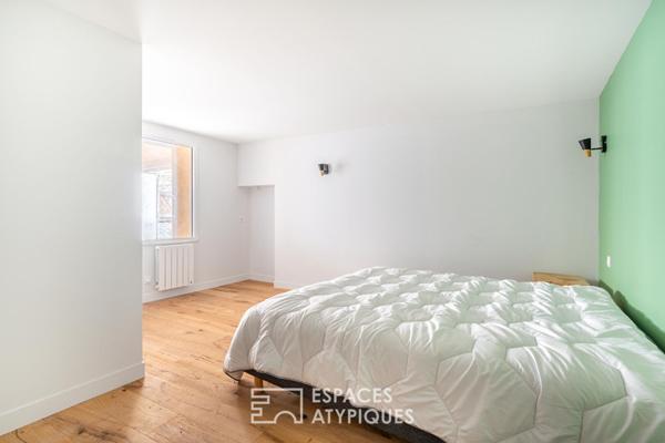 Maison rénovée avec terrasse et stationnements