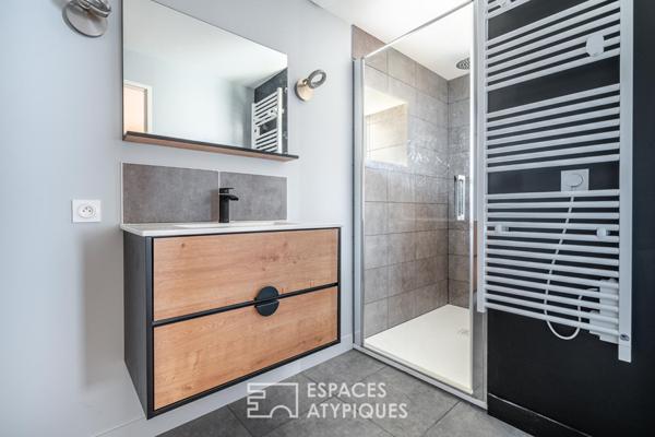 Maison rénovée avec terrasse et stationnements