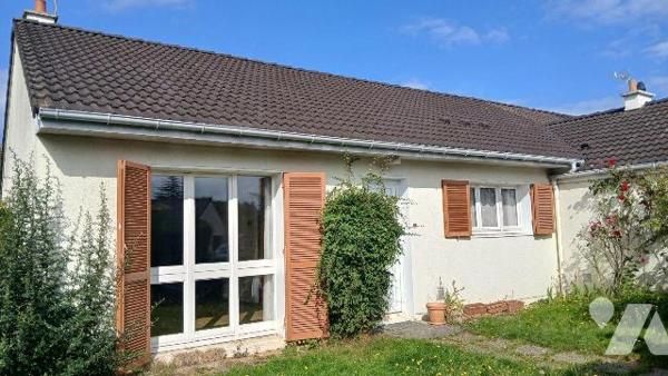 Pavillon mitoyen comprenant :
- au rez-de-chaussée : entrée, séjour / salon avec cheminée, cui...