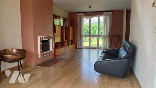 Pavillon mitoyen comprenant :
- au rez-de-chaussée : entrée, séjour / salon avec cheminée, cui...