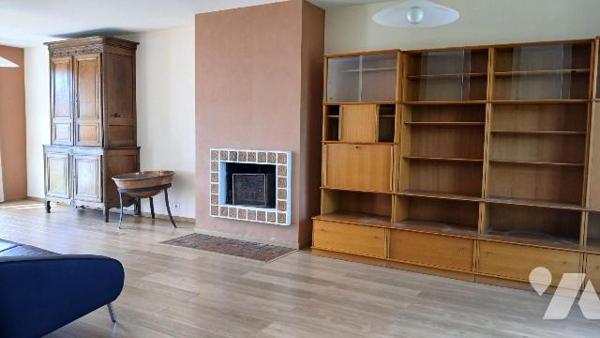 Pavillon mitoyen comprenant :
- au rez-de-chaussée : entrée, séjour / salon avec cheminée, cui...