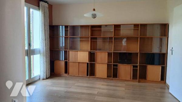 Pavillon mitoyen comprenant :
- au rez-de-chaussée : entrée, séjour / salon avec cheminée, cui...