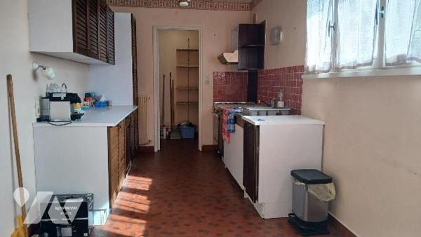 Pavillon mitoyen comprenant :
- au rez-de-chaussée : entrée, séjour / salon avec cheminée, cui...