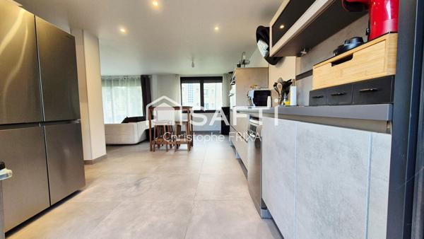 Maison mitoyenne entièrement rénovée avec garage et jardin, idéale famille