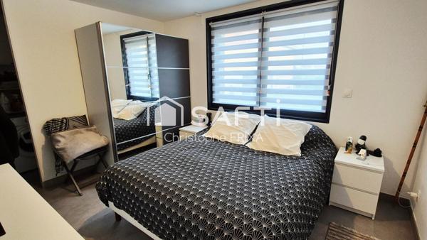 Maison mitoyenne entièrement rénovée avec garage et jardin, idéale famille