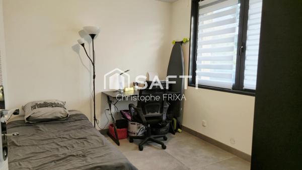 Maison mitoyenne entièrement rénovée avec garage et jardin, idéale famille