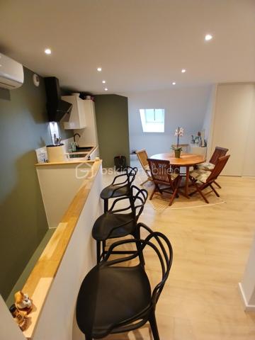 Venez visiter ce très bel appartement type 5 duplex très spacieux  au charme intemporel, le cachet initial de l'ancien et du style contemporain, 
idéalement situé au dernier étage, dans un cadre de vie préservé!
Imaginez vous.....dans cet appartement qui vous propose: une entrée, une très belle pièce de vie de plus de 50m2, comprenant une cuisine intégrée ouverte sur séjour-salon, un placard, un grand espace cellier-buanderie, une chambre avec un placard, une très belle salle d'eau avec poutres apparentes, un cabinet de toilette.
A l'étage, vous trouvez une mezzanine, un chambre, une seconde chambre parentale avec une salle d'eau, et un cabinet de toilette.
Votre appartement possède un chauffage individuel en aérothermie+ clim réversible et un ballon thermodynamique, pour une basse consommation, super DPE classé A/A,  une place de parking couverte avec une porte neuve électrique, honoraires inclus charge vendeur.
Cet appartement est l'intermédiaire entre un appartement et la vie d'une maison, grace à son grand jardin que vous voyez en photo, et sa vue à 180° dominante sur les collines du village, et une très bonne exposition!
Renseignements et rendez vous du lundi au samedi de 8h à 20h.