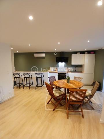 Venez visiter ce très bel appartement type 5 duplex très spacieux  au charme intemporel, le cachet initial de l'ancien et du style contemporain, 
idéalement situé au dernier étage, dans un cadre de vie préservé!
Imaginez vous.....dans cet appartement qui vous propose: une entrée, une très belle pièce de vie de plus de 50m2, comprenant une cuisine intégrée ouverte sur séjour-salon, un placard, un grand espace cellier-buanderie, une chambre avec un placard, une très belle salle d'eau avec poutres apparentes, un cabinet de toilette.
A l'étage, vous trouvez une mezzanine, un chambre, une seconde chambre parentale avec une salle d'eau, et un cabinet de toilette.
Votre appartement possède un chauffage individuel en aérothermie+ clim réversible et un ballon thermodynamique, pour une basse consommation, super DPE classé A/A,  une place de parking couverte avec une porte neuve électrique, honoraires inclus charge vendeur.
Cet appartement est l'intermédiaire entre un appartement et la vie d'une maison, grace à son grand jardin que vous voyez en photo, et sa vue à 180° dominante sur les collines du village, et une très bonne exposition!
Renseignements et rendez vous du lundi au samedi de 8h à 20h.