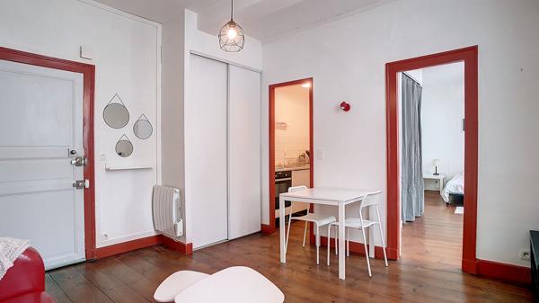 A louer PAU Centre appartement T2 meublé de 33,27 m² au 2ème étage d'un petit immeuble