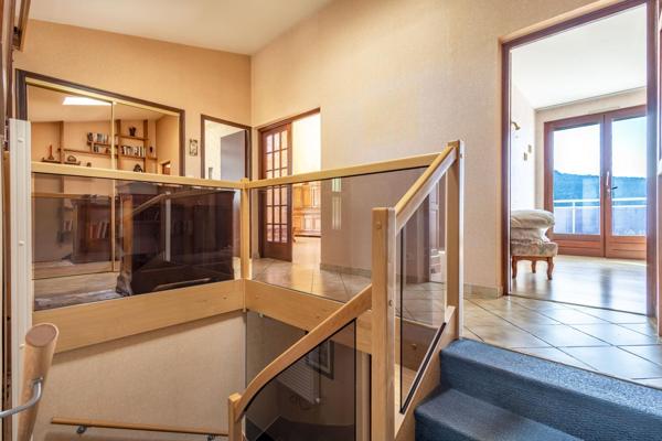 Maison d'architecte de 160m² avec magnifique vue dégagée et 5 chambres.