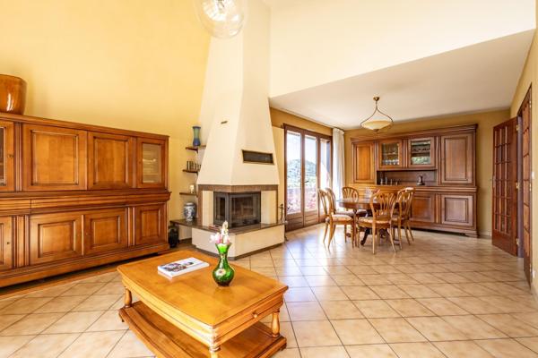 Maison d'architecte de 160m² avec magnifique vue dégagée et 5 chambres.